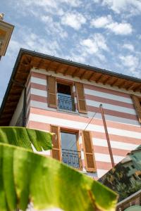 a building with a window and a balcony at IseoLakeRental - Casa del Pescatore in Riva di Solto