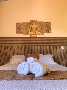 a bed with two towels on top of it at Villa Madeira in Alto Paraíso de Goiás