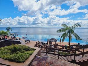 a view of a beach with people swimming in the water at Tropical Executive Flat Vista da Orla in Manaus