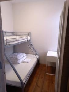 a small room with a bunk bed and a table at Sienkiewicza Centrum in Kielce