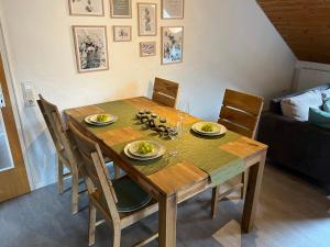 阿爾戈伊地區洛伊特基希的住宿－Ferienwohnung Riedle，一张木餐桌,上面放着盘子