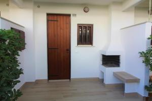 リニャーノ・サッビアドーロにあるVillaggio Burchielloの木製のドアと暖炉が備わる部屋