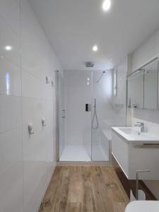 bagno bianco con doccia e lavandino di SoléRio - Studio Climatisé Face à la mer a La Ciotat