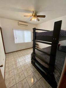 Łóżko lub łóżka piętrowe w pokoju w obiekcie La Casa Rosa Monterrey