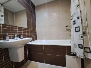 A bathroom at Apartman Alma Még 3 kép