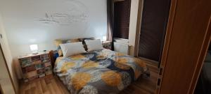 A bed or beds in a room at Apartman Alma