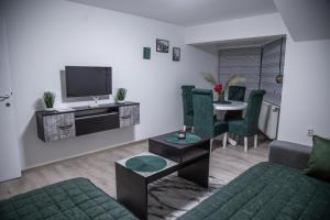 TV a/nebo společenská místnost v ubytování Happy