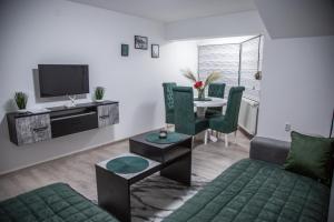 TV a/nebo společenská místnost v ubytování Happy