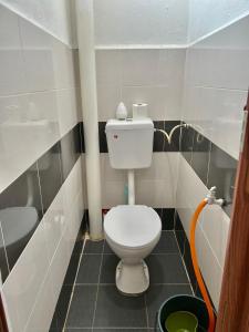 La petite salle de bains est pourvue de toilettes et d'un lavabo. dans l'établissement Cozy288#4pax#wifi#NearAeonAlma,Mcd#2kmtoIconicPoint, à Bukit Mertajam