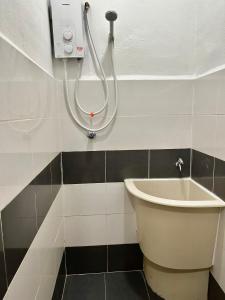 La salle de bains est pourvue d'une douche et de toilettes. dans l'établissement Cozy288#4pax#wifi#NearAeonAlma,Mcd#2kmtoIconicPoint, à Bukit Mertajam