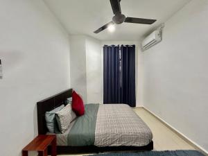 a bedroom with a bed and a ceiling fan at Cozy288#4pax#wifi#NearAeonAlma,Mcd#2kmtoIconicPoint in Bukit Mertajam