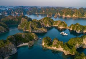 uma ilha na água com um barco em Quang Thang Cat Ba hotel em Ilha de Cát Bà