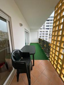 een balkon met een tafel en een stoel bij Apartamento Altumar T2 in Portimão