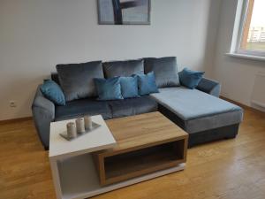 sala de estar con sofá y mesa de centro en Klaipėdos 99 Apartamentai, en Panevėžys