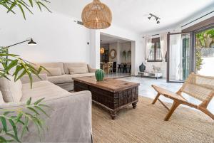 Posezení v ubytování GC - Spacious flat in Golden beach Marbella