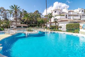 Bazén v ubytování GC - Spacious flat in Golden beach Marbella nebo v jeho okolí