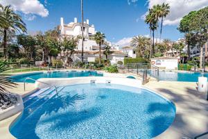 Bazén v ubytování GC - Spacious flat in Golden beach Marbella nebo v jeho okolí