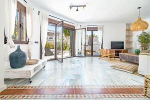 Posezení v ubytování GC - Spacious flat in Golden beach Marbella