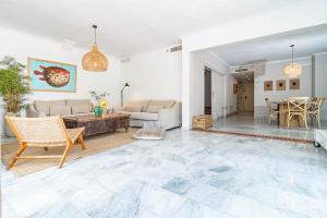 Posezení v ubytování GC - Spacious flat in Golden beach Marbella