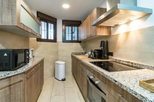 Kuchyň nebo kuchyňský kout v ubytování GC - Spacious flat in Golden beach Marbella
