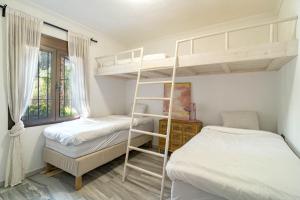 Postel nebo postele na pokoji v ubytování GC - Spacious flat in Golden beach Marbella