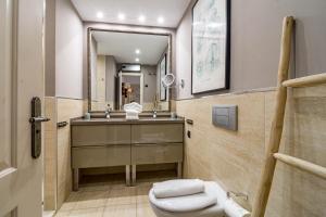 Koupelna v ubytování GC - Spacious flat in Golden beach Marbella