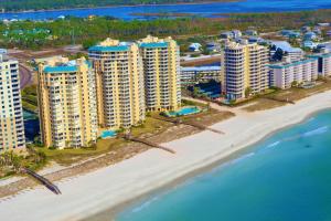 una vista aerea di un resort su una spiaggia di Beach Colony West Penthouse 2A By Pkrm a Pensacola