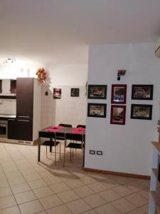 une salle à manger avec une table et une cuisine dans l'établissement 1000MigliaHouse, à Brescia