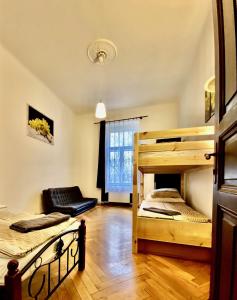 プラハにあるSpacious cozy apartments in centreのベッドルーム1室(二段ベッド2台、窓付)が備わります。