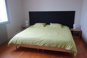 Postel nebo postele na pokoji v ubytování A proximité du futuroscope et des marais poitevin