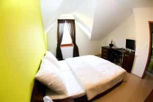 Tempat tidur dalam kamar di Grand hotel/pension