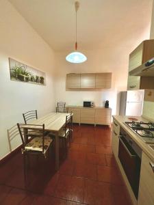 eine Küche mit einem Tisch und einem Esszimmer in der Unterkunft Casa Vacanze Il Geranio in Iglesias