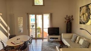 ein Wohnzimmer mit einem Sofa und einem Tisch in der Unterkunft AsconaDolceVita in Ascona