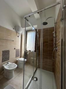 ein Bad mit einer Dusche, einem WC und einem Waschbecken in der Unterkunft Casa Vacanze Il Geranio in Iglesias