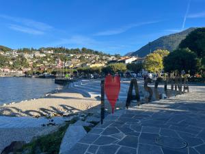 eine Reihe von Schildern an der Flussseite in der Unterkunft AsconaDolceVita in Ascona