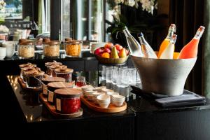Makanan di atau berdekatan hotel