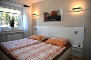 ゼーフェルト・イン・チロルにあるBerghaus Tirol - Luxus Apartementのベッドルーム1室(枕2つ、窓付)