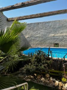 uma vista para a piscina a partir do jardim em LAubergerie de Lastours em Coursan