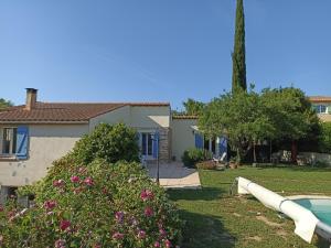 um quintal com piscina e casa em Villa avec piscine aux pieds des collines de Marcel Pagnol em Allauch