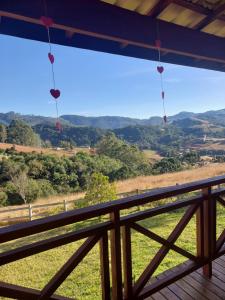 uma vista do deque de uma casa com vista em Pousada Vista do Paraíso em Monte Verde