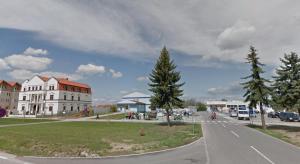 une rue dans une ville avec des arbres et des bâtiments dans l'établissement Grand hotel/pension, à Sládkovičovo