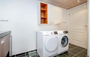 una lavadora y secadora blancas en una lavandería en Awesome Home In Sby With Kitchen, en Nordost