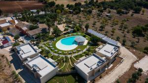 una vista aérea de una villa con piscina en Cambiocavallo Resort, en Zimmardo