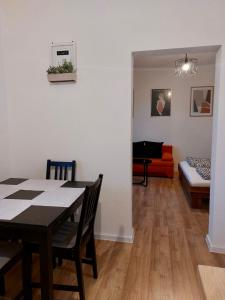 - une salle à manger et un salon avec une table et un canapé dans l'établissement Útulný apartmán v centre BB, à Banská Bystrica