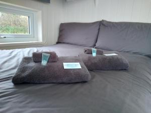 dois bichos de peluche sentados em cima de uma cama em Bramblewick House em Longford