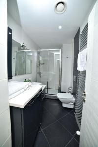 La salle de bains est pourvue d'un lavabo, d'une douche et de toilettes. dans l'établissement Kemer TAKSİM, à Istanbul