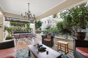 un patio interior con mesa, sillas y piano en Leighwood Lodge en Johannesburgo