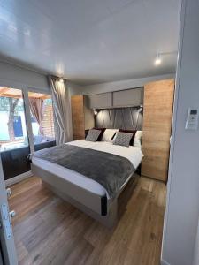 1 dormitorio con 1 cama grande en una habitación en Eliška Holiday Home, en Biograd na Moru