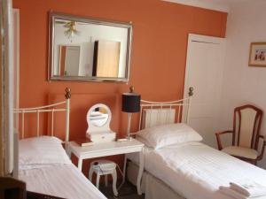 A bed or beds in a room at Spencer Court 