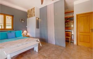 ein Schlafzimmer mit einem Bett mit blauen Kissen in der Unterkunft Stunning Home In Cunski With Jacuzzi, Wifi And 3 Bedrooms in Čunski
